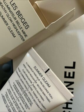 CHANEL LES BEIGES Healthy Glow Highlighter liquid blush in shade Summer Gleam